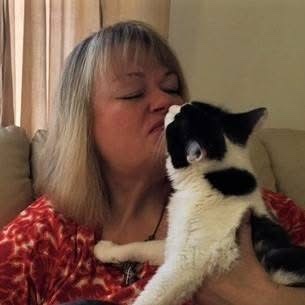 Photo of Jen Ward kissing her cat Tilly